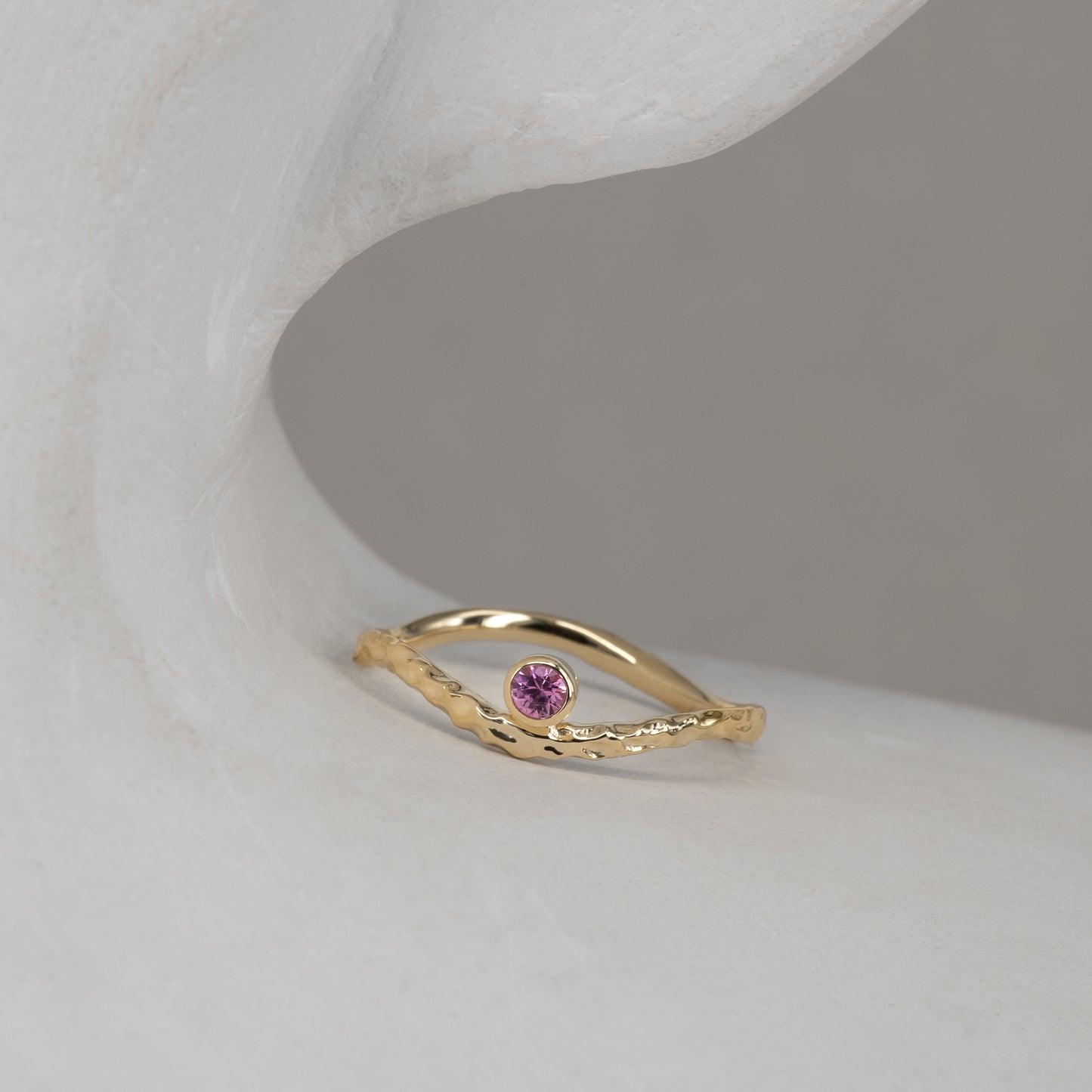 Noelle Ring Pink Sapphire 375 9k solid gold massivt guld lyserød safir organic organisk wavy bølget hammered structure struktur HandcraftedCPH Handcrafted Copenhagen handmade Danish design petite