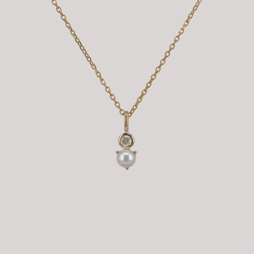 Willow Pearl Charm pendant 9k 375 solid gold massivt guld white sapphire hvid safir natural freshwater pearl naturlig ferskvandsperle perle necklace perlehalskæde classic klassisk elegant handmande handcrafted Copenhagen handcraftedcph